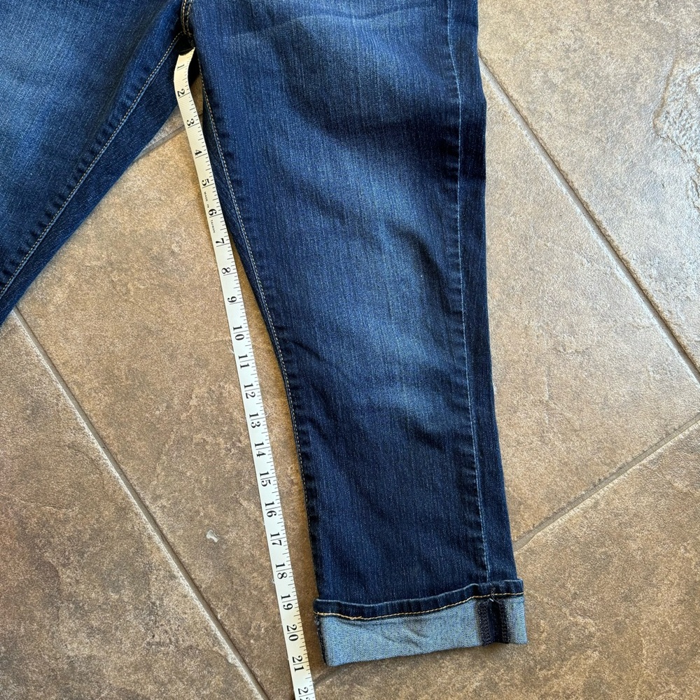 Like New -Levi Signature Modern Capri - Picture 8 of 13